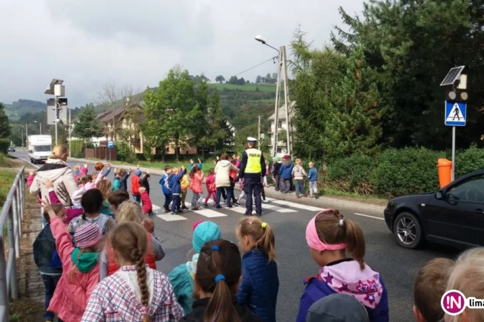 Uczyli zasad bezpieczeństwa najmłodszych uczniów 'czwórki' - zdjęcie 2