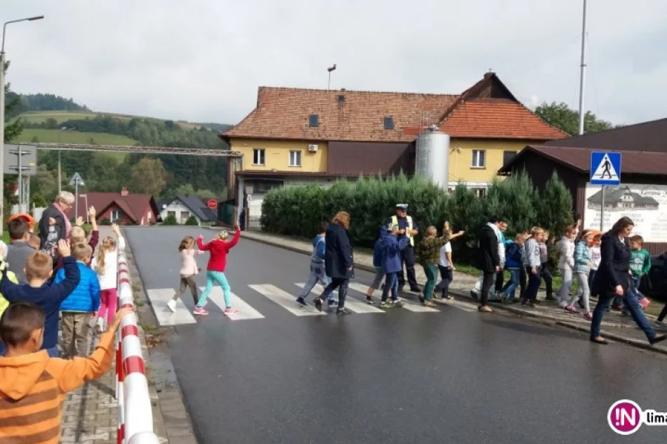 Uczyli zasad bezpieczeństwa najmłodszych uczniów 'czwórki' - zdjęcie 3