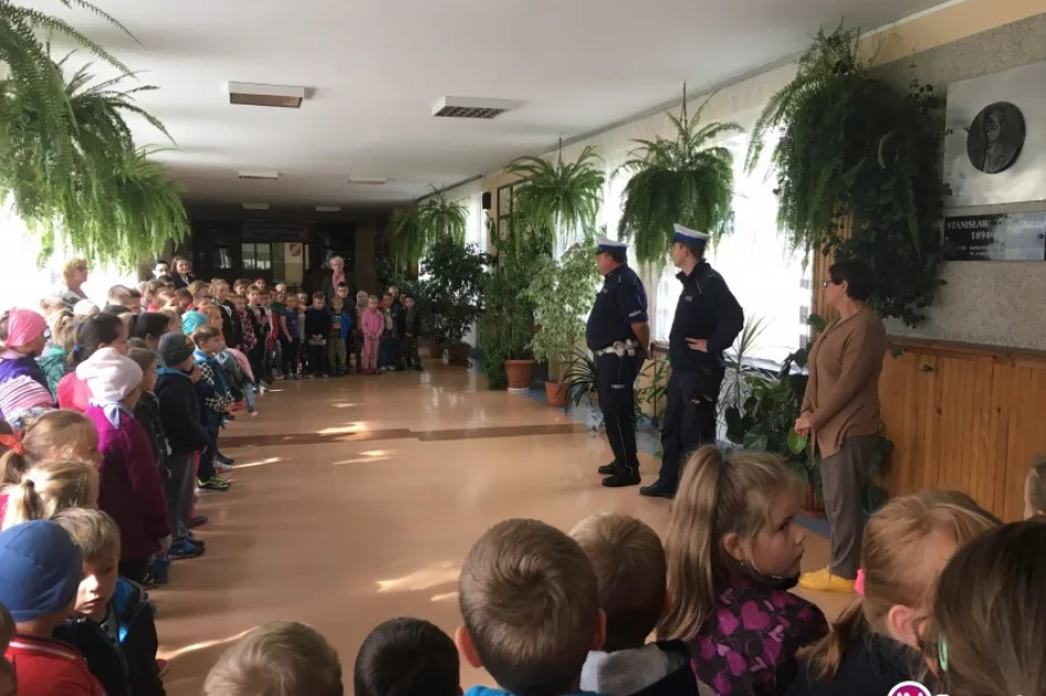 Uczyli zasad bezpieczeństwa najmłodszych uczniów 'czwórki' - zdjęcie 4