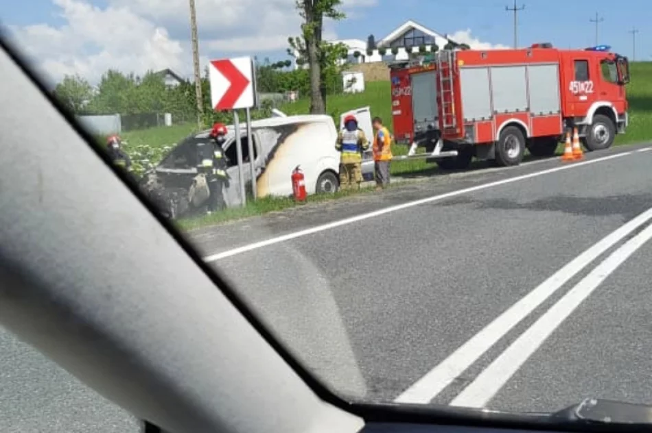 Przy "krajówce" zapalił się samochód - zdjęcie 3