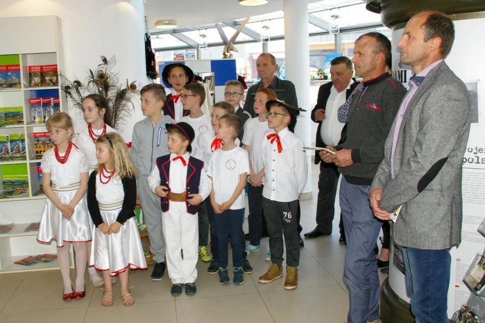 Wernisaż prac uczestników Warsztatów Artystycznych „Czerwone Korale” z Pisarzowej w PCIT - zdjęcie 2