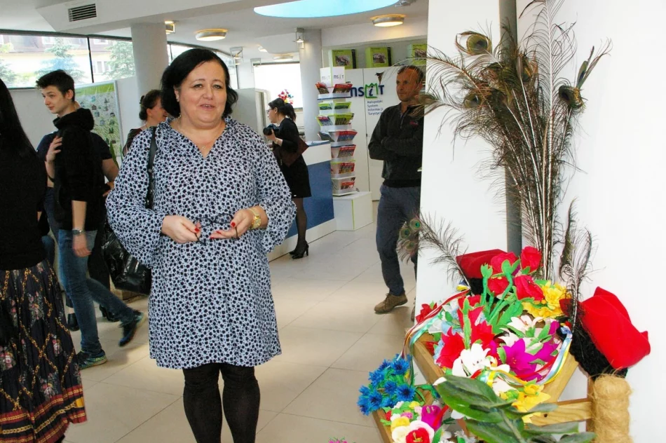 Wernisaż prac uczestników Warsztatów Artystycznych „Czerwone Korale” z Pisarzowej w PCIT - zdjęcie 8