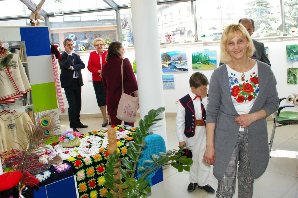 Wernisaż prac uczestników Warsztatów Artystycznych „Czerwone Korale” z Pisarzowej w PCIT - zdjęcie 9