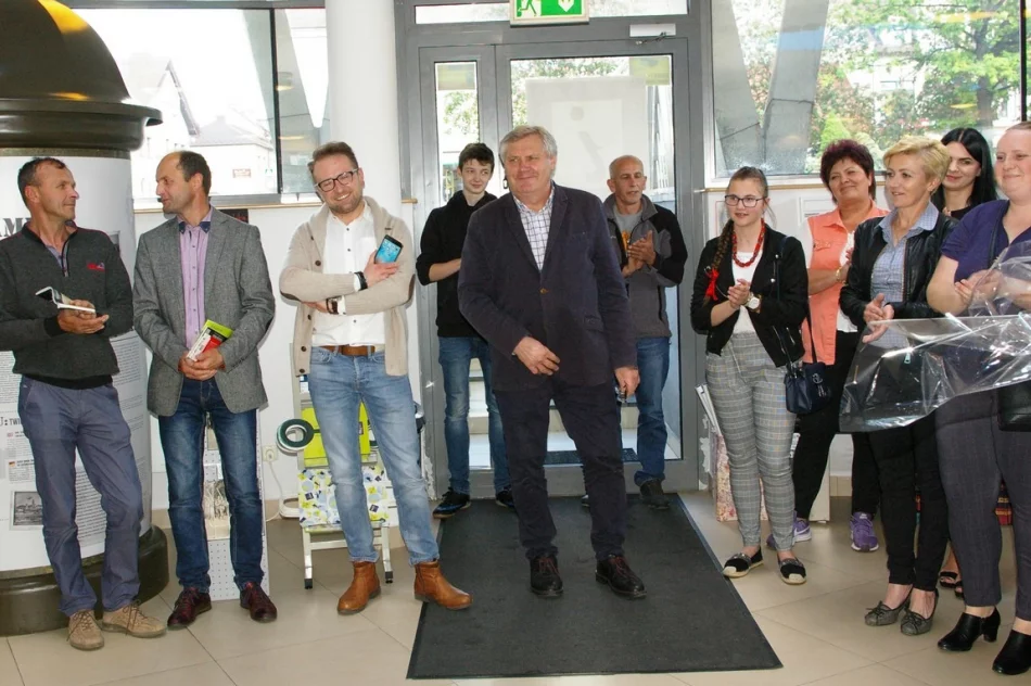 Wernisaż prac uczestników Warsztatów Artystycznych „Czerwone Korale” z Pisarzowej w PCIT - zdjęcie 13