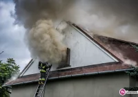 140 tys. zł strat. W płonącym budynku była broń (wideo) - zdjęcie główne