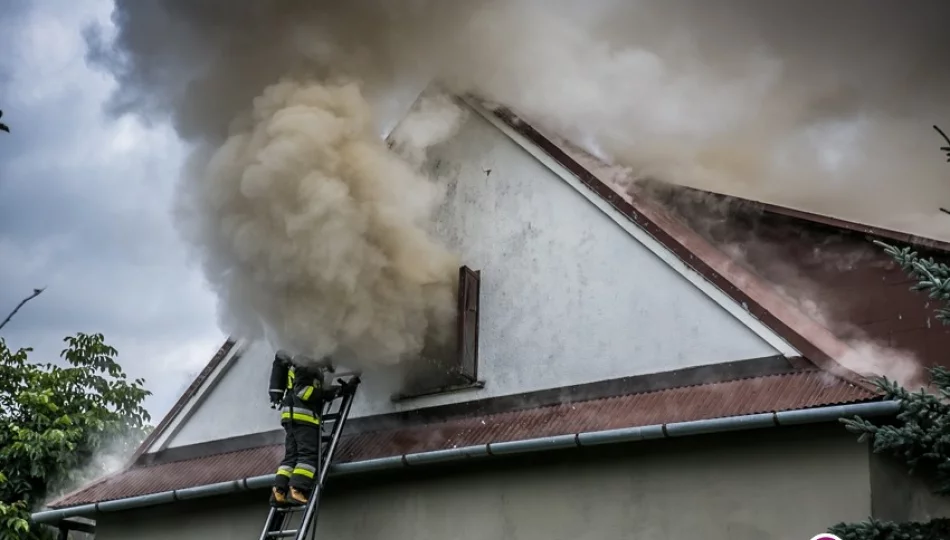 140 tys. zł strat. W płonącym budynku była broń (wideo) - zdjęcie 1