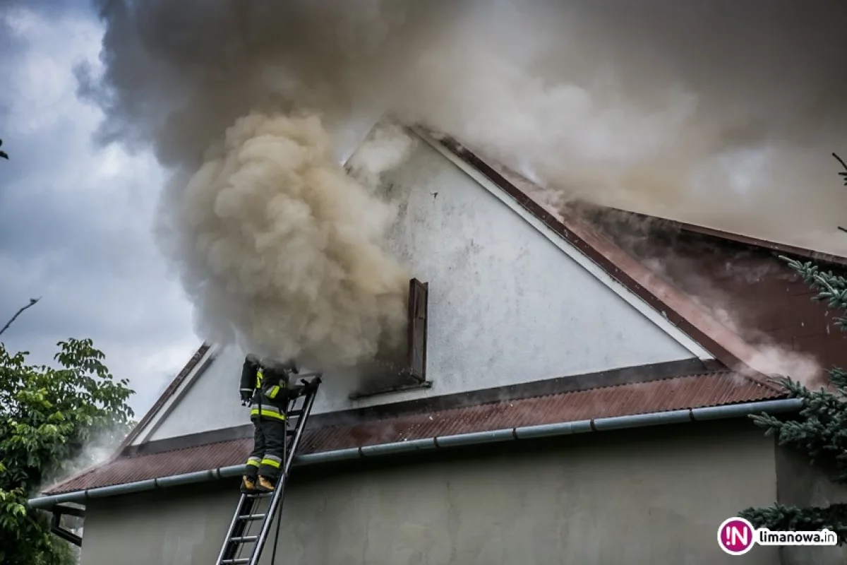 140 tys. zł strat. W płonącym budynku była broń (wideo)