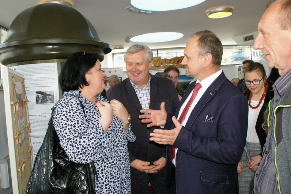 Wernisaż prac uczestników Warsztatów Artystycznych „Czerwone Korale” z Pisarzowej w PCIT - zdjęcie 15