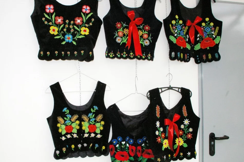 Wernisaż prac uczestników Warsztatów Artystycznych „Czerwone Korale” z Pisarzowej w PCIT - zdjęcie 16