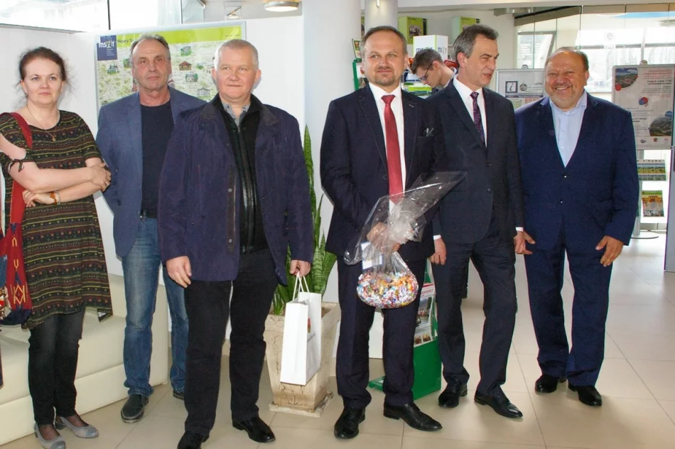 Wernisaż prac uczestników Warsztatów Artystycznych „Czerwone Korale” z Pisarzowej w PCIT - zdjęcie 17