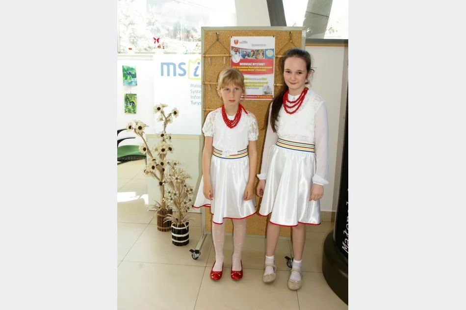 Wernisaż prac uczestników Warsztatów Artystycznych „Czerwone Korale” z Pisarzowej w PCIT - zdjęcie 19