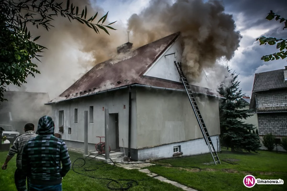 Pożar na poddaszu domu, na miejscu pracują strażacy