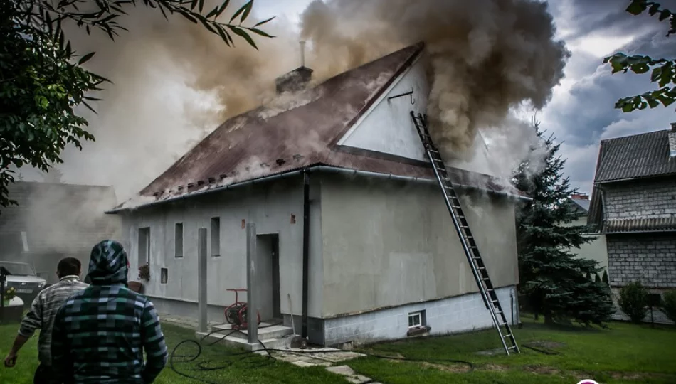 Pożar na poddaszu domu, na miejscu pracują strażacy - zdjęcie 1