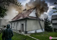 Pożar na poddaszu domu, na miejscu pracują strażacy - zdjęcie główne