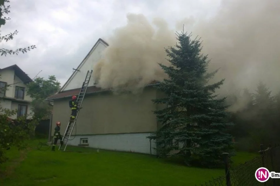 Pożar na poddaszu domu, na miejscu pracują strażacy - zdjęcie 2