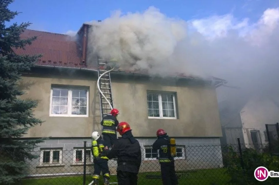 Pożar na poddaszu domu, na miejscu pracują strażacy - zdjęcie 4