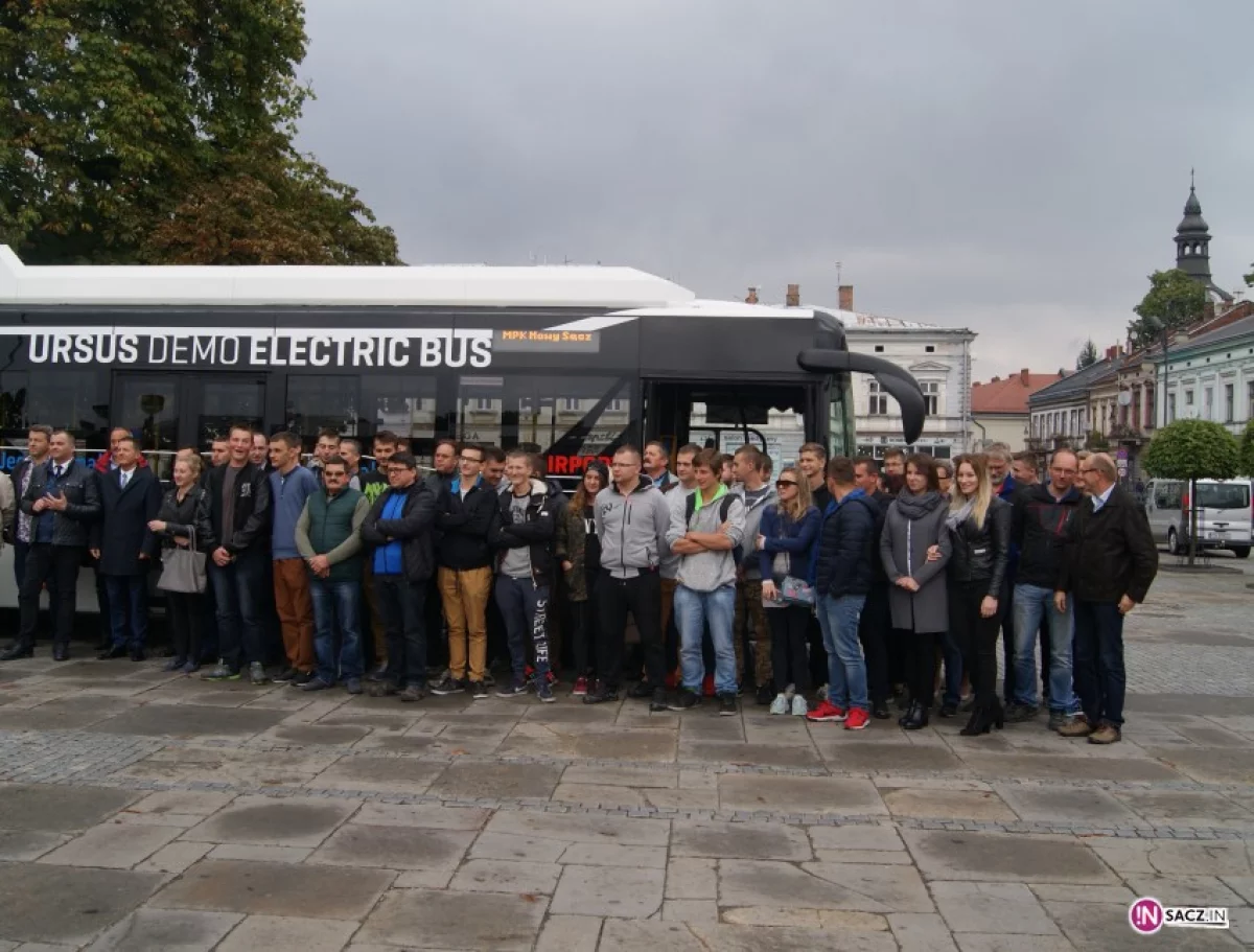 Porzucili samochody dla autobusu