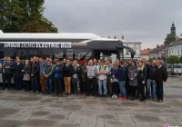 Porzucili samochody dla autobusu - zdjęcie główne