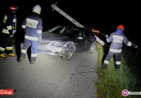 Jechał za szybko, wypadł z drogi i uderzył w słup - zdjęcie główne