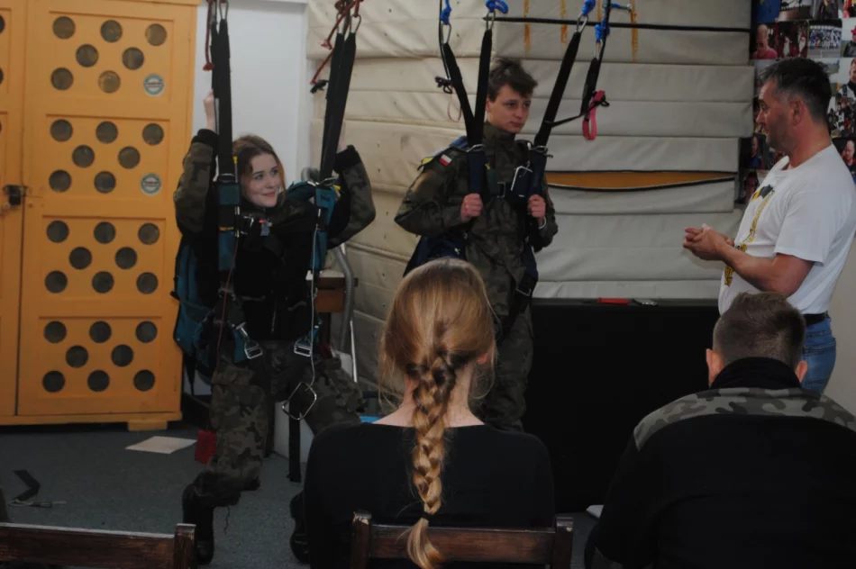 Uczniowie skakali z 1200 m - zdjęcie 2