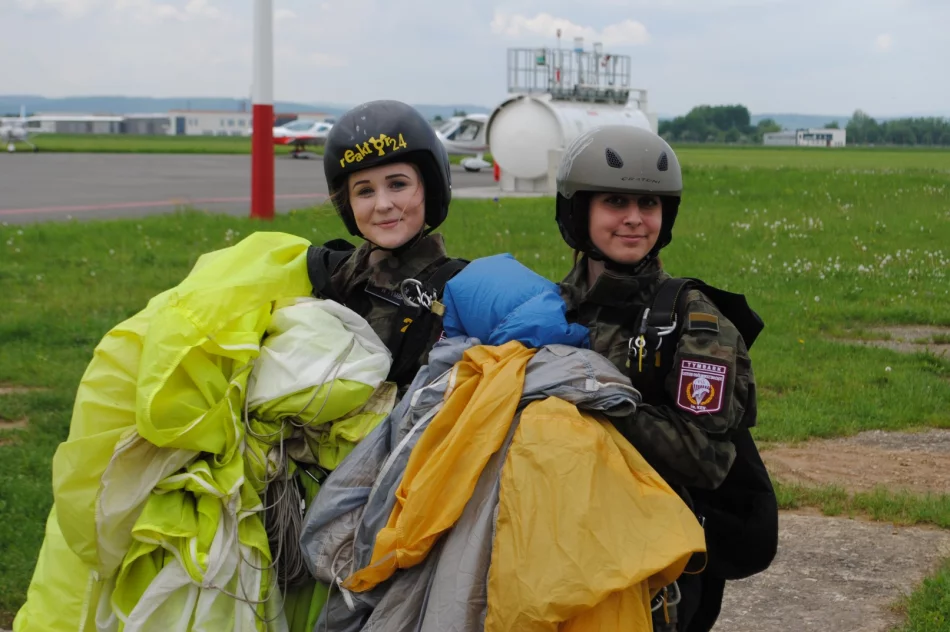 Uczniowie skakali z 1200 m - zdjęcie 3