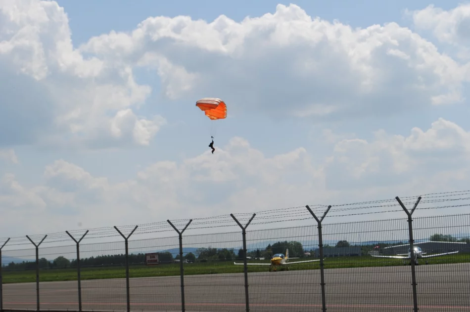 Uczniowie skakali z 1200 m - zdjęcie 4