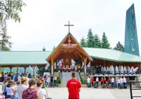 Prawie 2 tysiące szkolnych kół Caritas spotkało się w sanktuarium na Limanowszczyźnie - zdjęcie główne