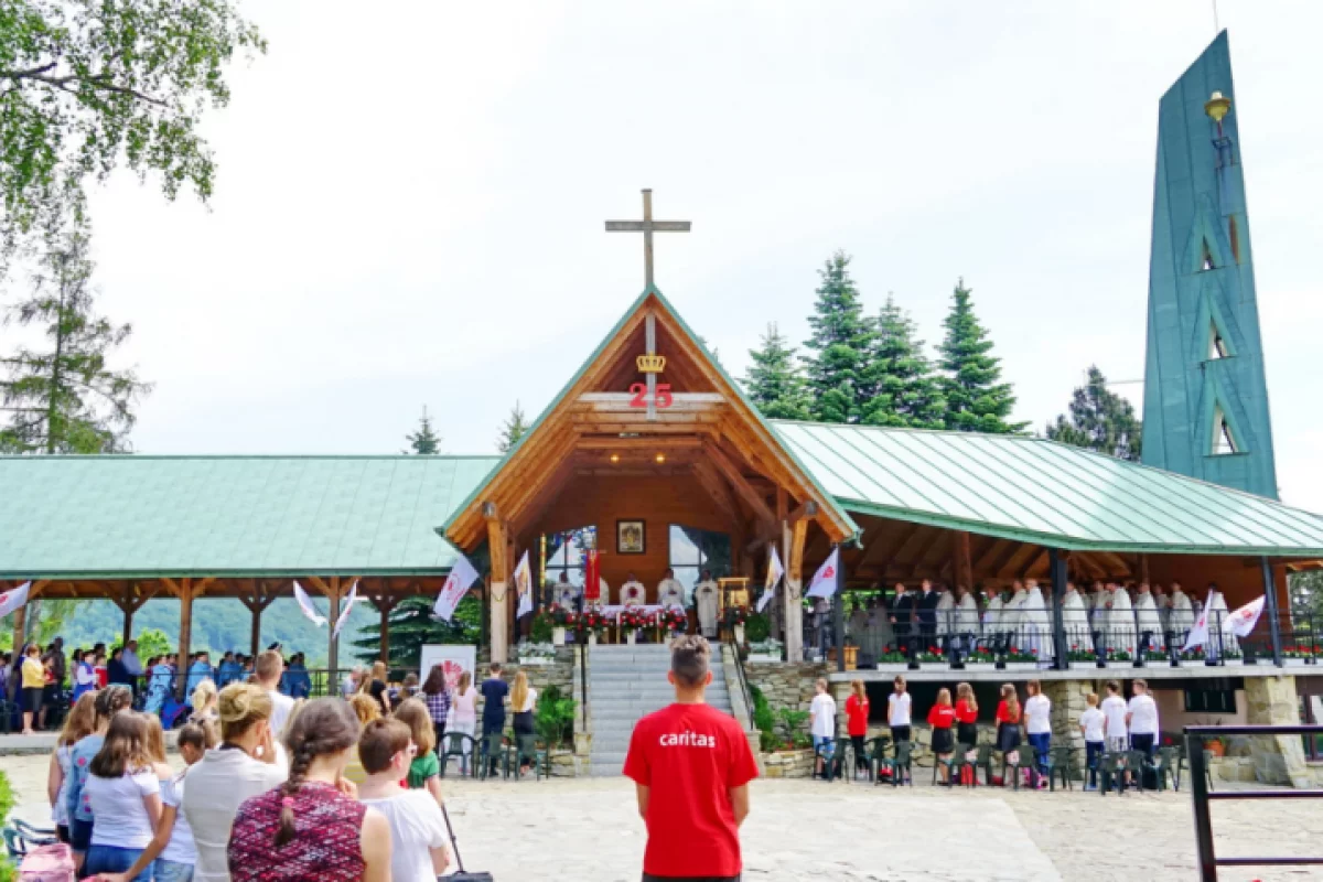 Prawie 2 tysiące szkolnych kół Caritas spotkało się w sanktuarium na Limanowszczyźnie