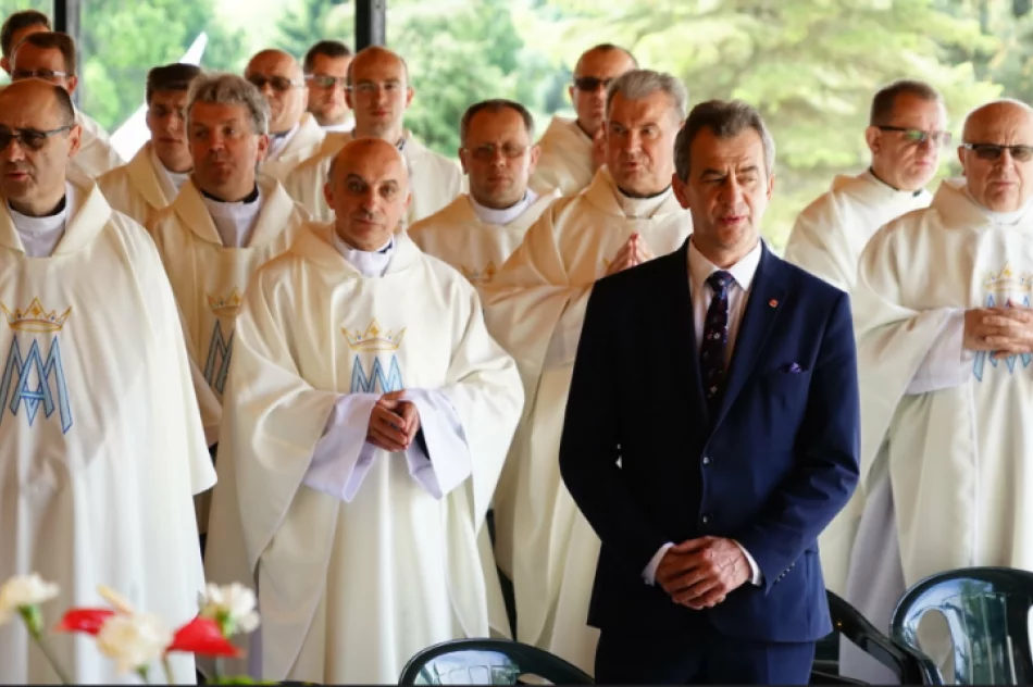 Prawie 2 tysiące szkolnych kół Caritas spotkało się w sanktuarium na Limanowszczyźnie - zdjęcie 2