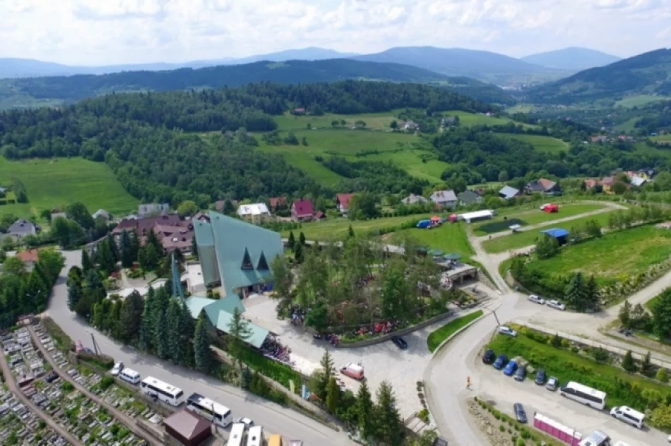 Prawie 2 tysiące szkolnych kół Caritas spotkało się w sanktuarium na Limanowszczyźnie - zdjęcie 3