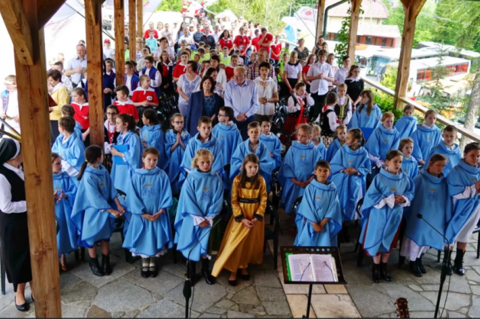 Prawie 2 tysiące szkolnych kół Caritas spotkało się w sanktuarium na Limanowszczyźnie - zdjęcie 6