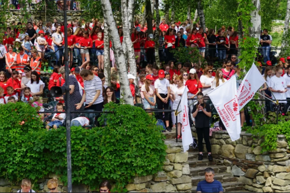 Prawie 2 tysiące szkolnych kół Caritas spotkało się w sanktuarium na Limanowszczyźnie - zdjęcie 7