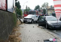 Zderzenie samochodów na skrzyżowaniu w centrum - zdjęcie główne