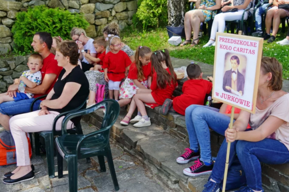 Prawie 2 tysiące szkolnych kół Caritas spotkało się w sanktuarium na Limanowszczyźnie - zdjęcie 10