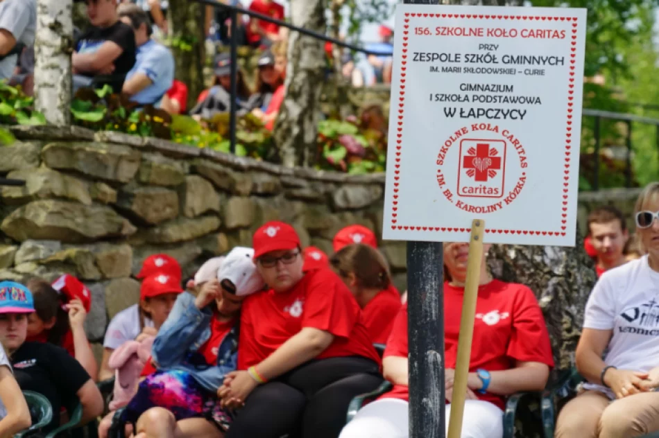 Prawie 2 tysiące szkolnych kół Caritas spotkało się w sanktuarium na Limanowszczyźnie - zdjęcie 11