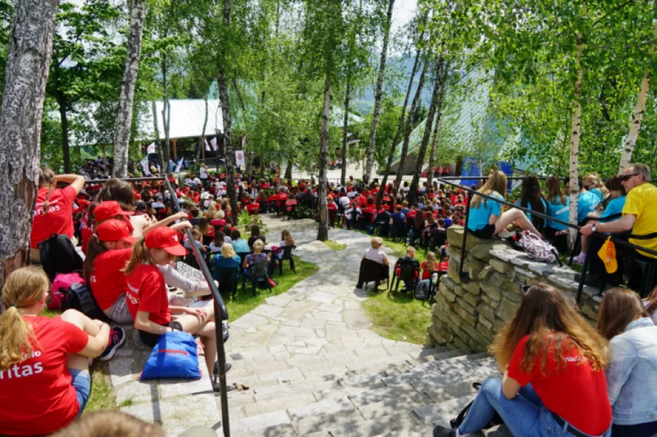 Prawie 2 tysiące szkolnych kół Caritas spotkało się w sanktuarium na Limanowszczyźnie - zdjęcie 12