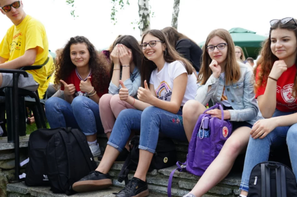 Prawie 2 tysiące szkolnych kół Caritas spotkało się w sanktuarium na Limanowszczyźnie - zdjęcie 13