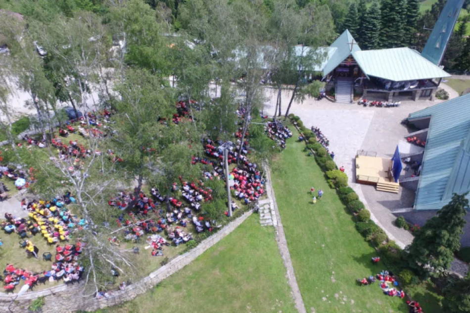 Prawie 2 tysiące szkolnych kół Caritas spotkało się w sanktuarium na Limanowszczyźnie - zdjęcie 14