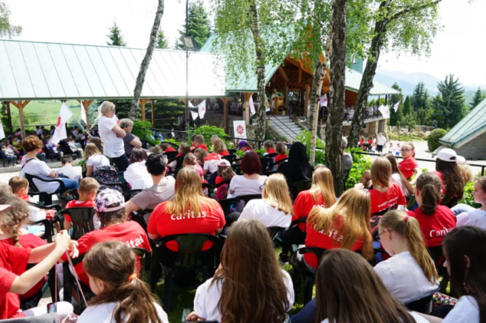 Prawie 2 tysiące szkolnych kół Caritas spotkało się w sanktuarium na Limanowszczyźnie - zdjęcie 15