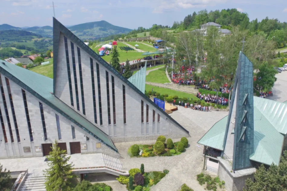 Prawie 2 tysiące szkolnych kół Caritas spotkało się w sanktuarium na Limanowszczyźnie - zdjęcie 16