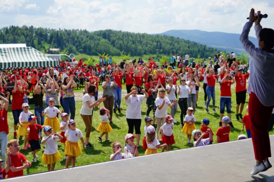 Prawie 2 tysiące szkolnych kół Caritas spotkało się w sanktuarium na Limanowszczyźnie - zdjęcie 17