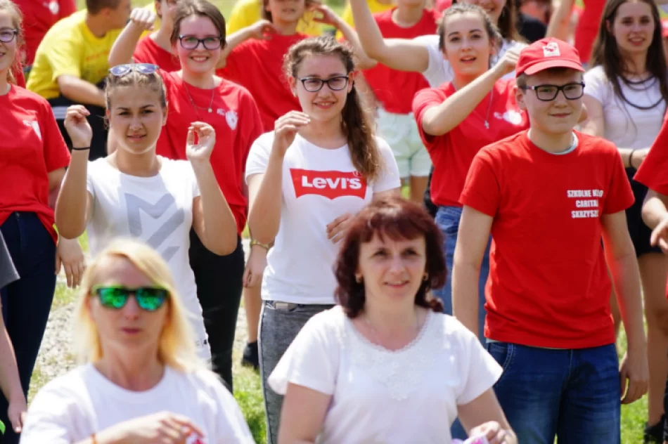 Prawie 2 tysiące szkolnych kół Caritas spotkało się w sanktuarium na Limanowszczyźnie - zdjęcie 18