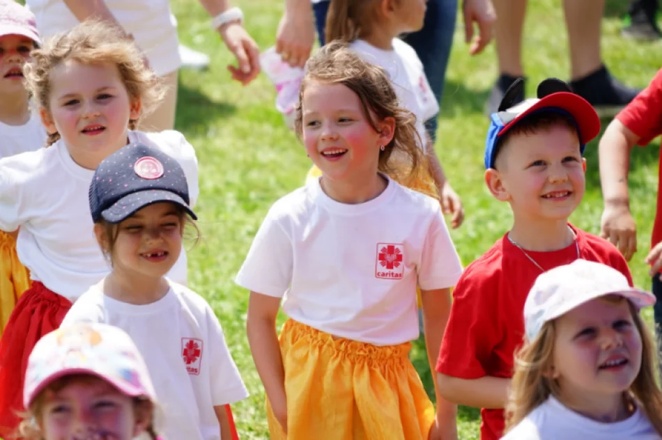 Prawie 2 tysiące szkolnych kół Caritas spotkało się w sanktuarium na Limanowszczyźnie - zdjęcie 19