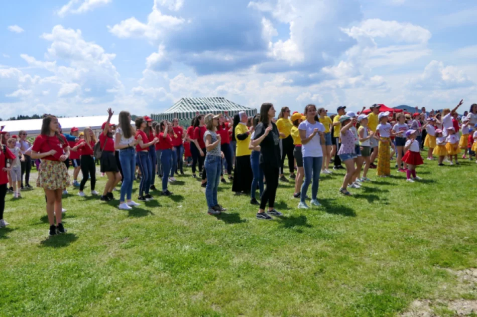 Prawie 2 tysiące szkolnych kół Caritas spotkało się w sanktuarium na Limanowszczyźnie - zdjęcie 20