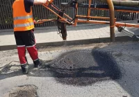 Nawierzchnia drogi doraźnie poprawiona. Wcześniej kierowca uszkodził samochód - zdjęcie główne