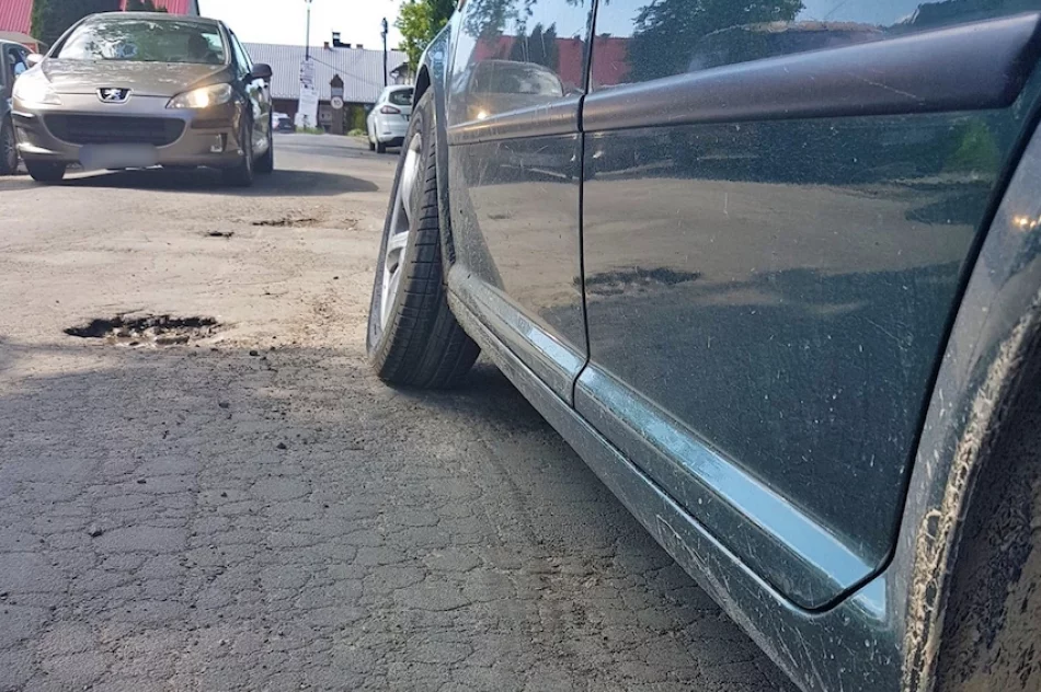 Nawierzchnia drogi doraźnie poprawiona. Wcześniej kierowca uszkodził samochód - zdjęcie 2