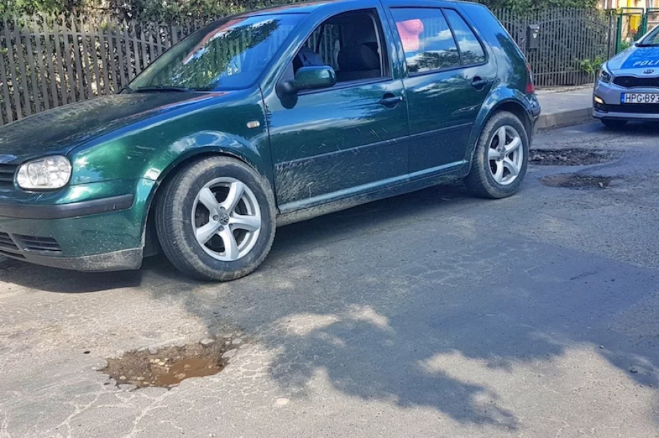 Nawierzchnia drogi doraźnie poprawiona. Wcześniej kierowca uszkodził samochód - zdjęcie 3