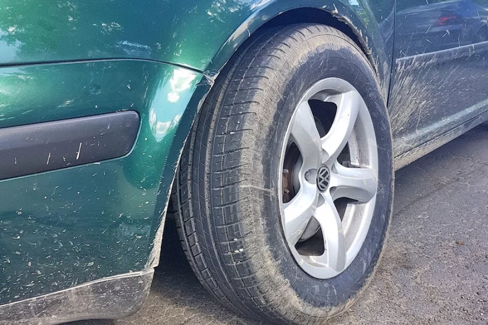 Nawierzchnia drogi doraźnie poprawiona. Wcześniej kierowca uszkodził samochód - zdjęcie 4