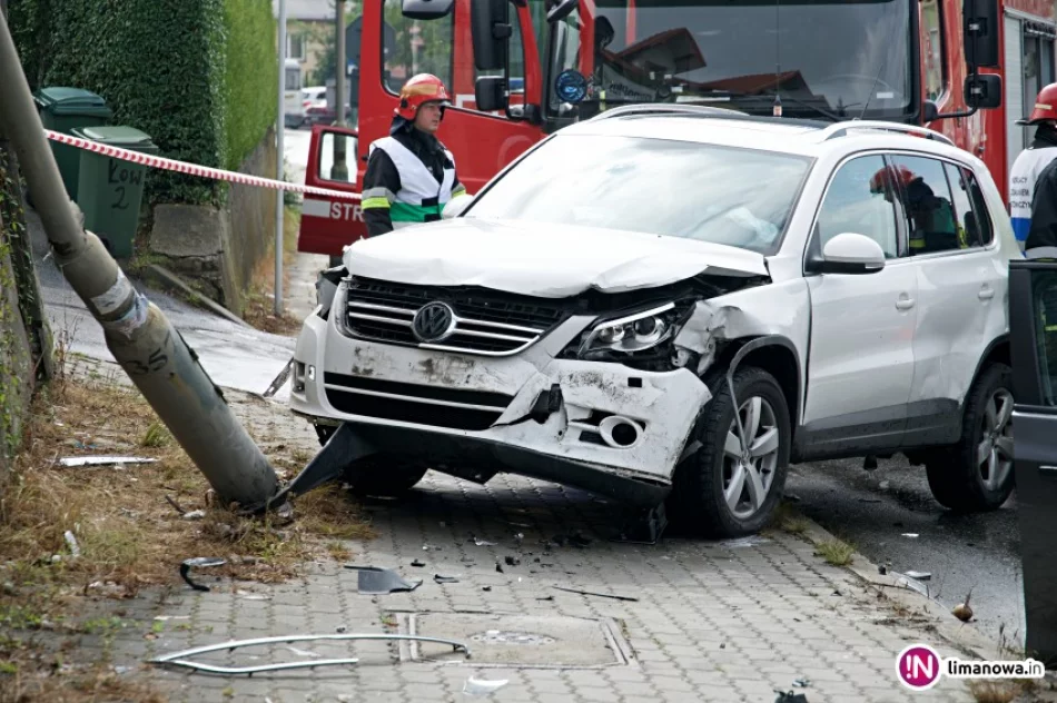 Zderzenie samochodów na skrzyżowaniu w centrum - zdjęcie 3