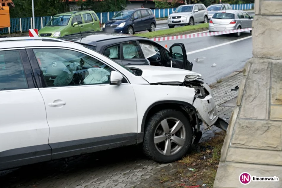 Zderzenie samochodów na skrzyżowaniu w centrum - zdjęcie 4